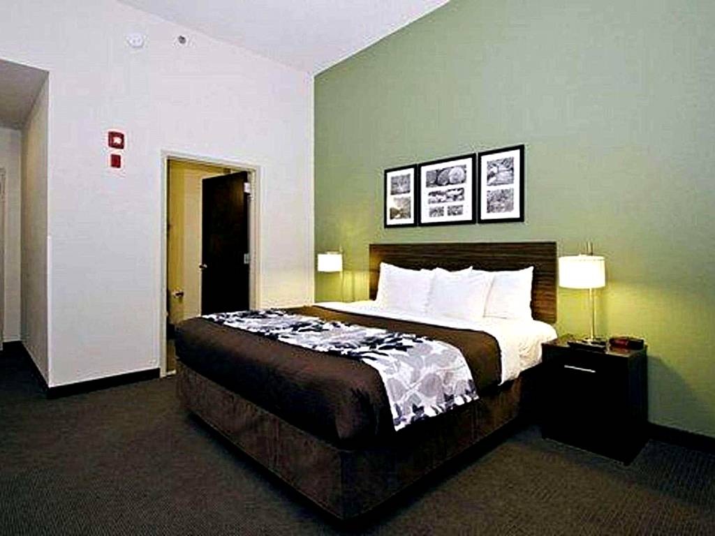 Sleep Inn & Suites Downtown Inner Harbor: King Suite with Hot Tub - Non-Smoking