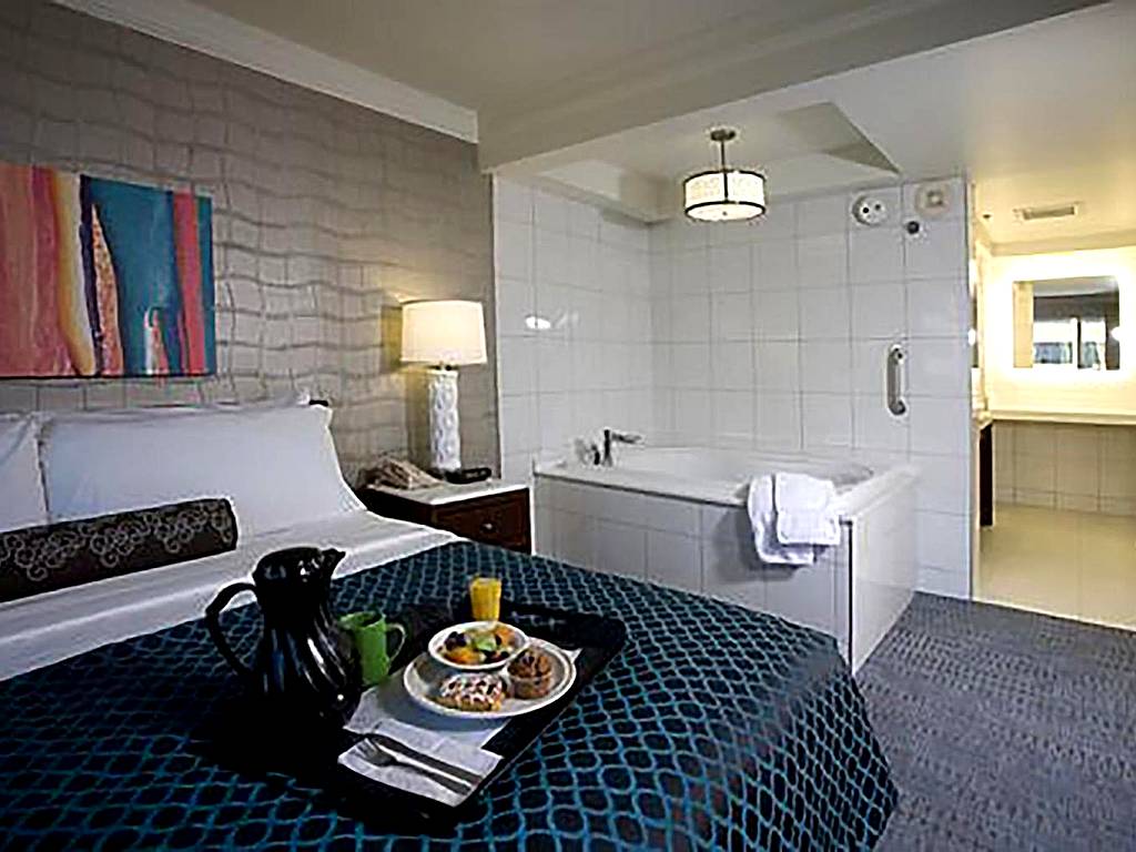 Bally's Evansville Casino & Hotel: King Suite with Jacuzzi Tub - Smoking (Evansville) 
