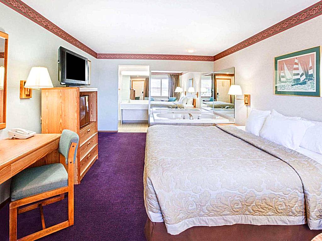 Super 8 Beachfront by Wyndham Mackinaw City: Deluxe King Room with Spa Bath- Non-Smoking