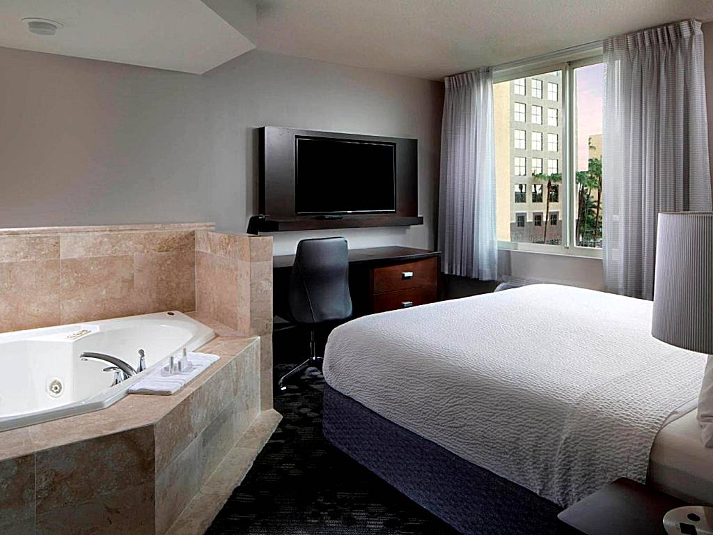 Courtyard Miami Dadeland: King Room with Sofa Bed and Spa Bath