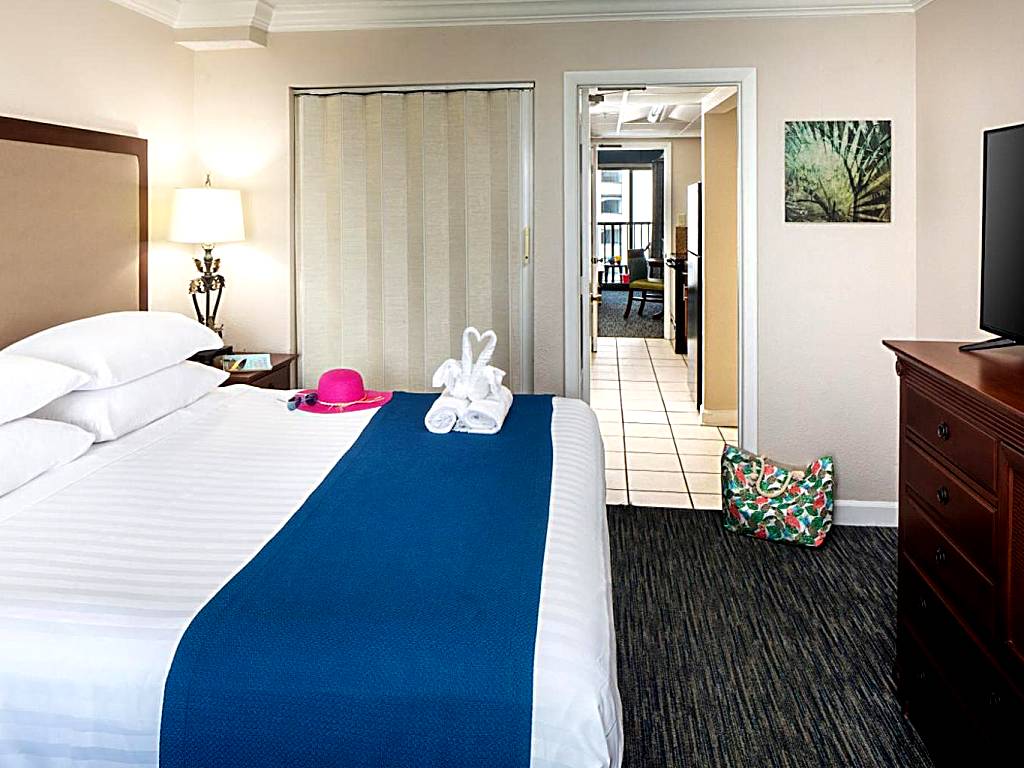 Sea Crest Oceanfront Resort: Tower Oceanview Whirl Pool King Suite - 1 King with 1 Double Wall Bed