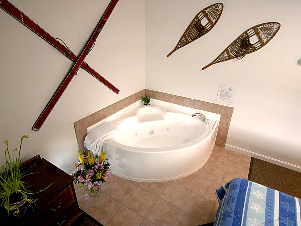 Colonial Motel: King Room with Spa Bath