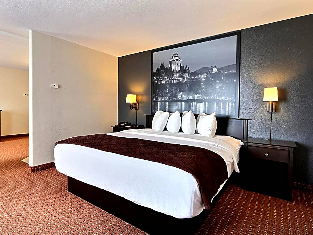 Super 8 by Wyndham Quebec City: Executive Suite - King, Sofa Bed, Jacuzzi - Fireplace - Non Smoking