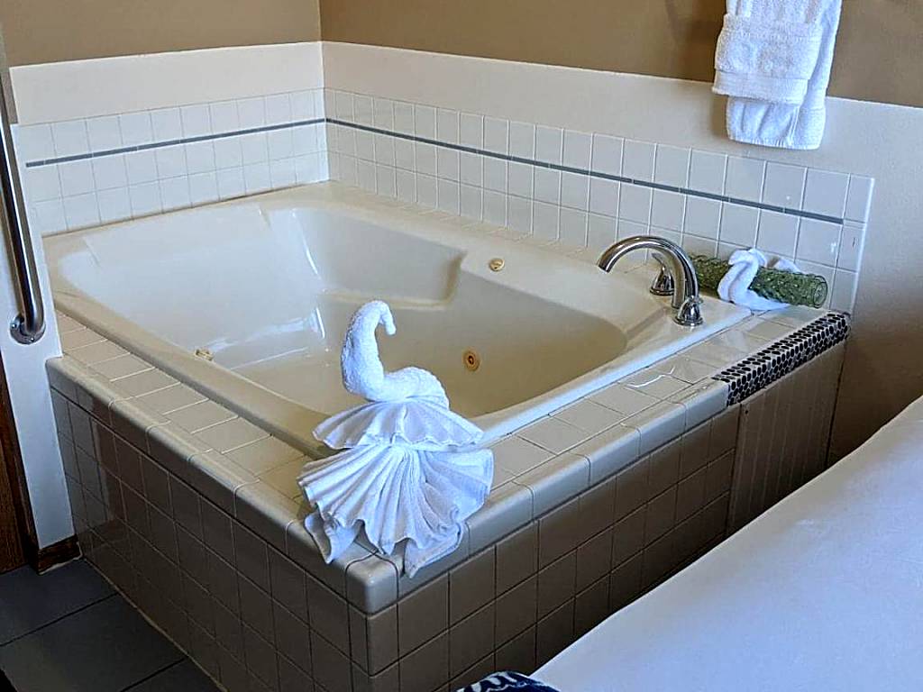 Hillcrest Inn: Queen Room with Spa Bath - Dog Friendly