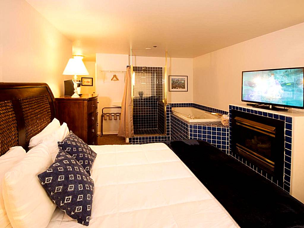 The Seaside Oceanfront Inn: Queen Room with Ocean View Spa Bath- non pet friendly 