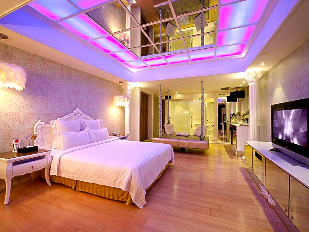 Wego Hotel - Linsen: Deluxe Double Room (Check-in after 20:00)