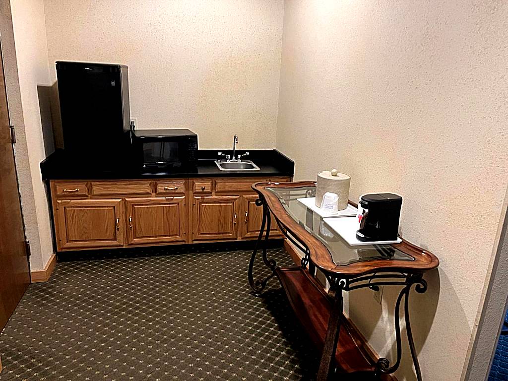 Days Inn & Suites by Wyndham Sutton Flatwoods: 1 King Bed, 1 Bedroom Suite, South Tower, Non-Smoking (Sutton) 