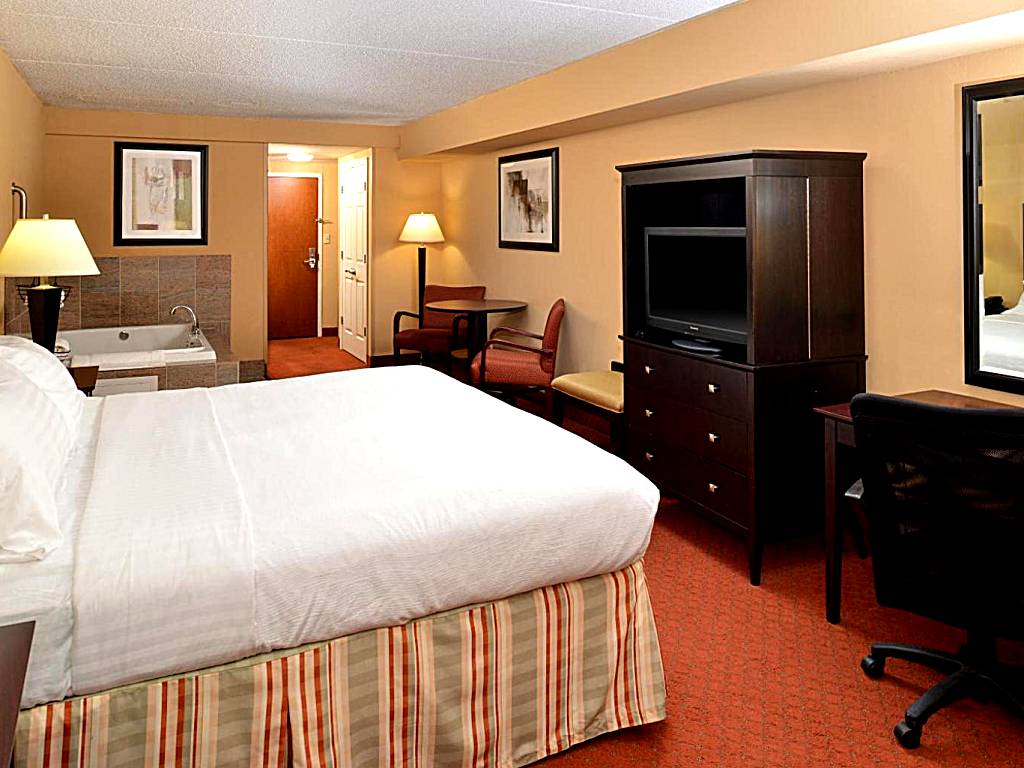 Holiday Inn Martinsburg: King Room with Whirlpool - Non-Smoking (Martinsburg) 