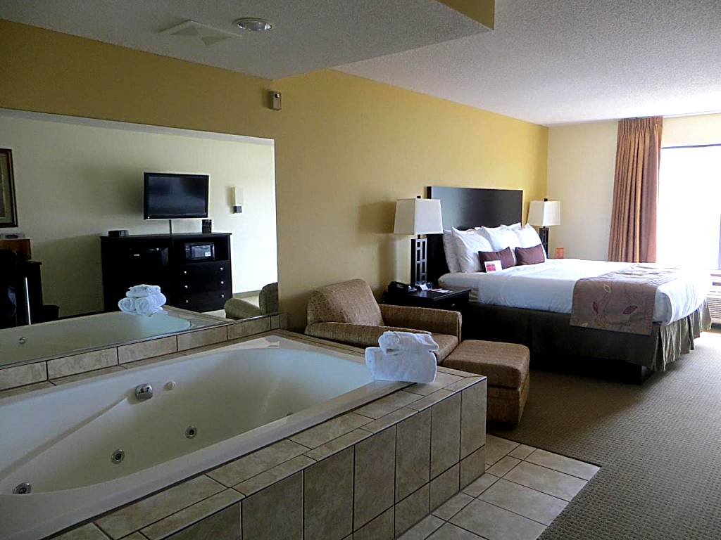Ramada by Wyndham Wisconsin Dells: King Studio Suite - Non-Smoking- Jetted Tub