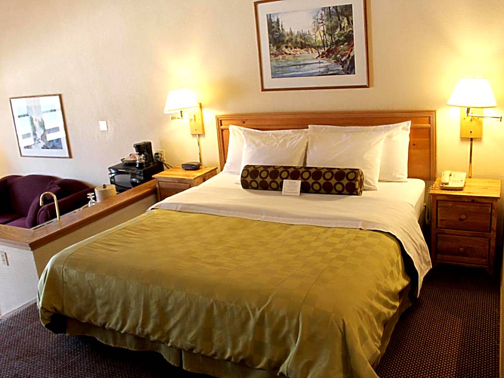 The Pines Resort & Conference Center: Suite with Spa Bath (Bass Lake) 