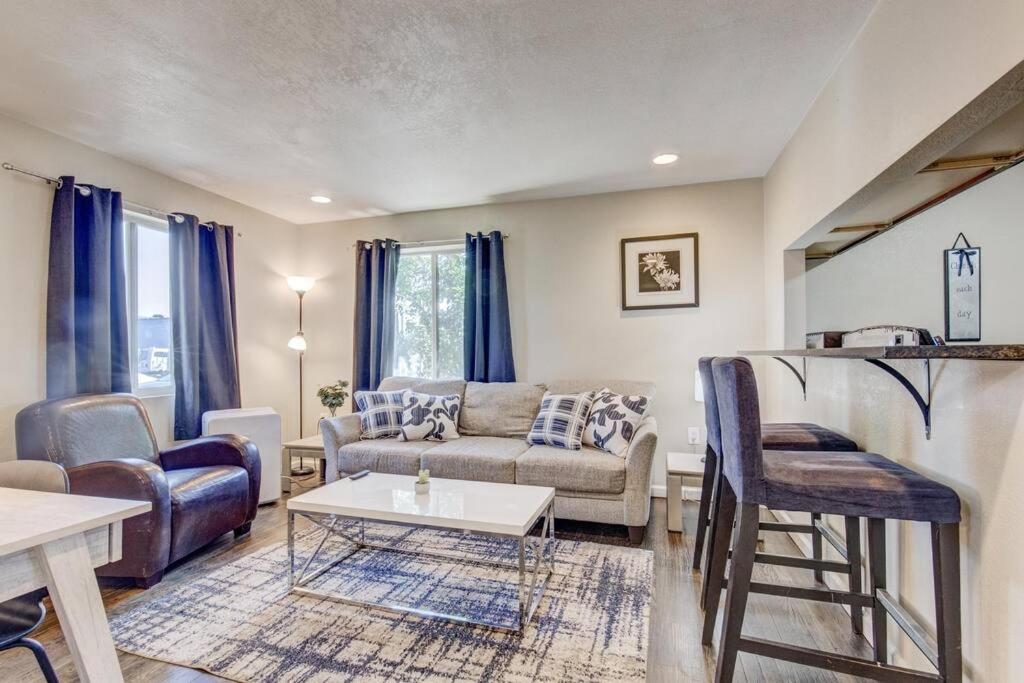 7min light rail walk - Royal Blue Lakewood Retreat