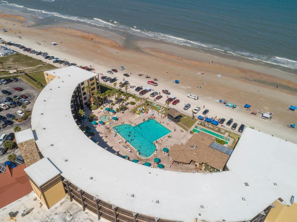 Beach Condo Beach Front, Huge Outdoor Pool, Heated Indoor Pool, Kiddie Pool, Tiki Bar