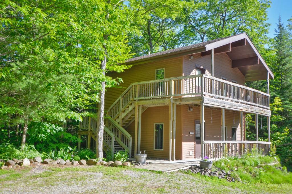 Woodland Lodging Secluded Two-level Unit