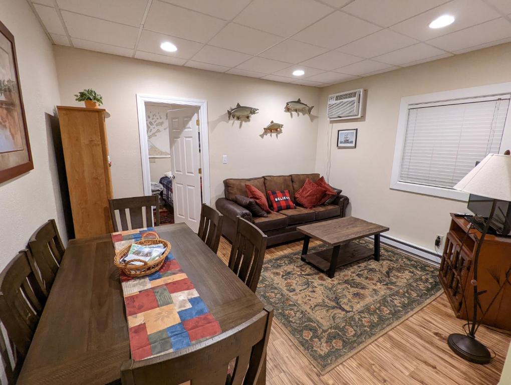 Hidden Gem, 3 Bed Cozy Condo - Dogs Welcomed