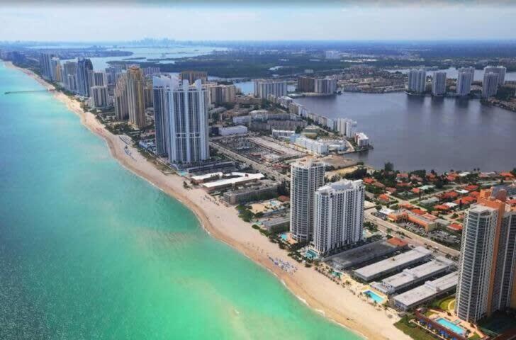 Oceanview Comfort Stay Sunny Isles Apt