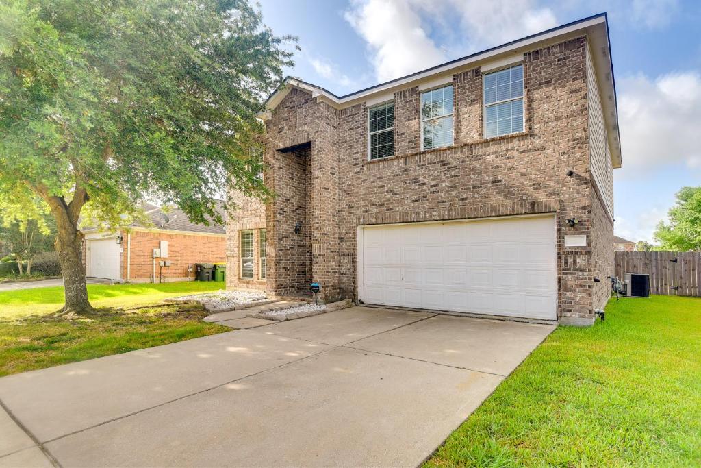 Pet-Friendly Pearland Home with Yard, Near Houston!