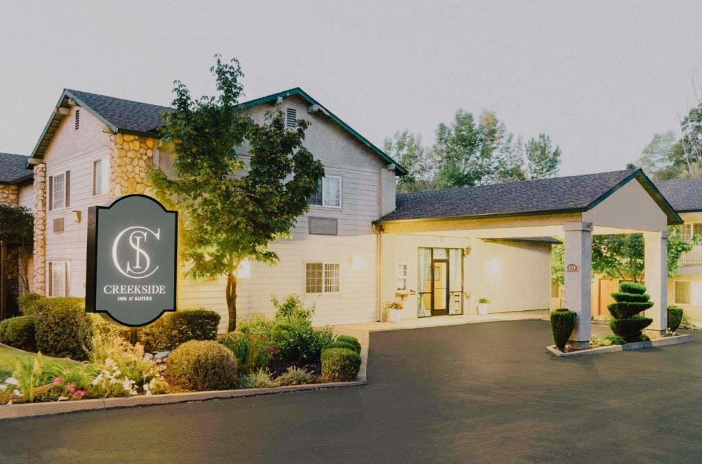 Creekside Inn & Suites