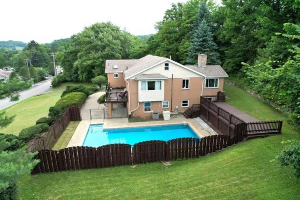 Modern and Accessible 5 Bedroom Home in Wexford/Pittsburgh with Private Pool